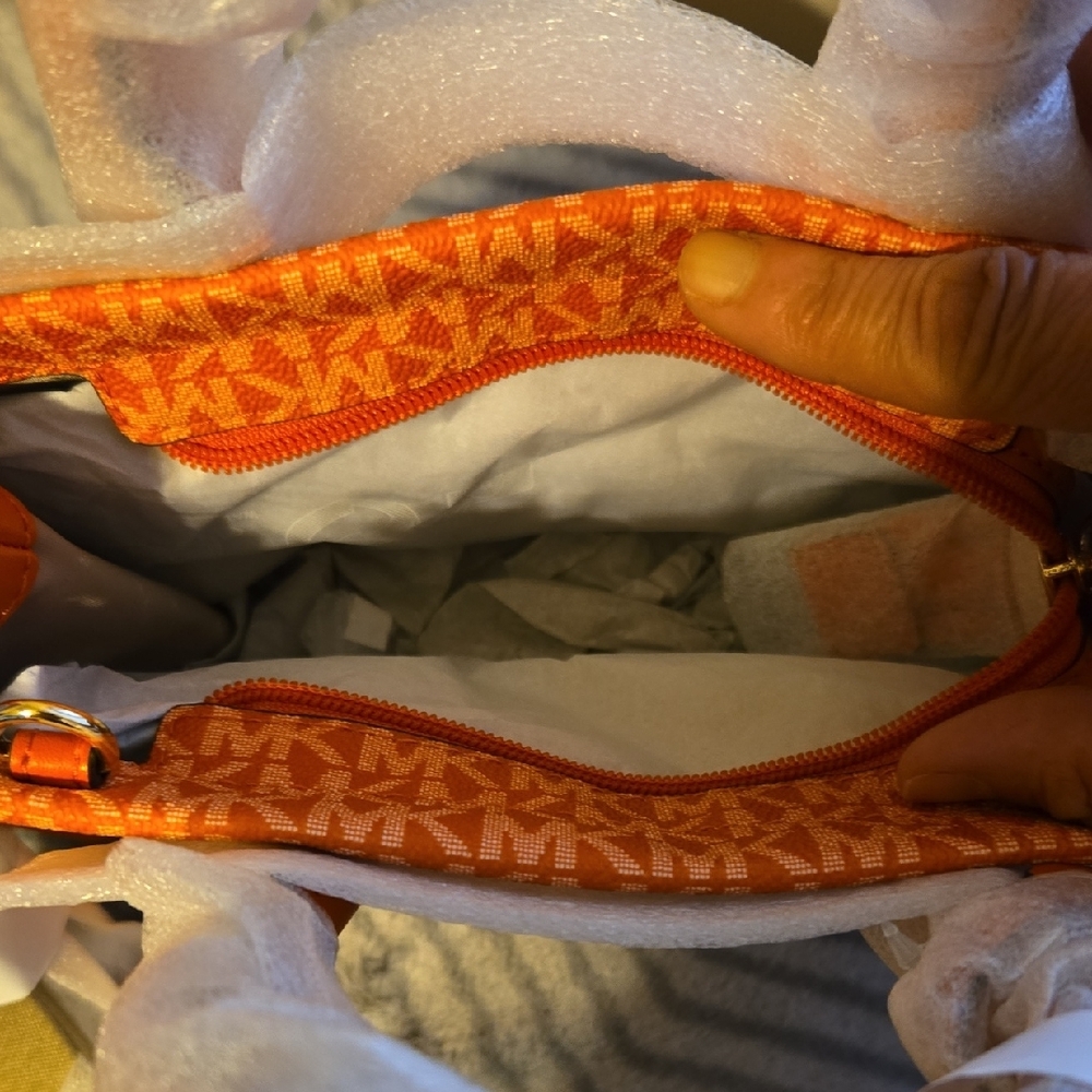 Michael Kors Vibrant Orange Tote 🧡 ✨️ ⭐️ BRAND NEW 🧡 ✨️ - Picture 5 of 10